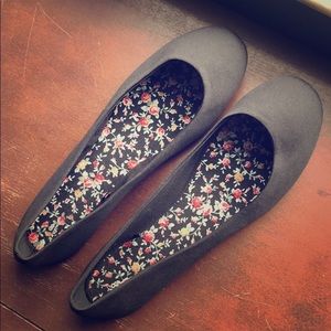 BRAND NEW black flats